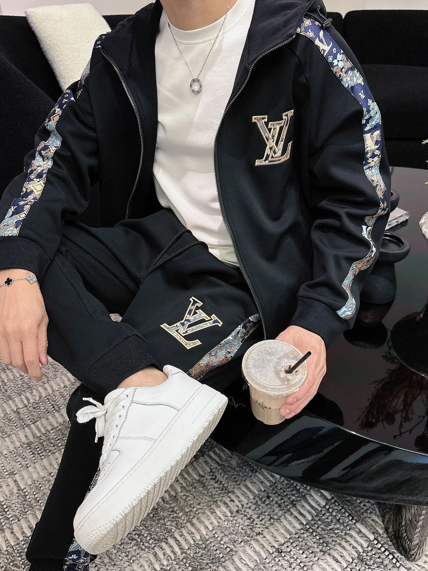 🅿️720 [LV Louis Vuitton] hot-selling suit is coming. Focus on the original version of the official website. 2025 new hot-selling cardigan and sweatshirt suit. The original order is the best. 🇭🇰The meticulous work of top designers. It has a fitting and perfect upper body effect. All-natural high-quality Tencel Roman cotton 100%, close-fitting comfort, noble and elegant! Original hardware embodies elegance and nobility! Counter size: M-3XL (maximum wear up to 190 pounds)